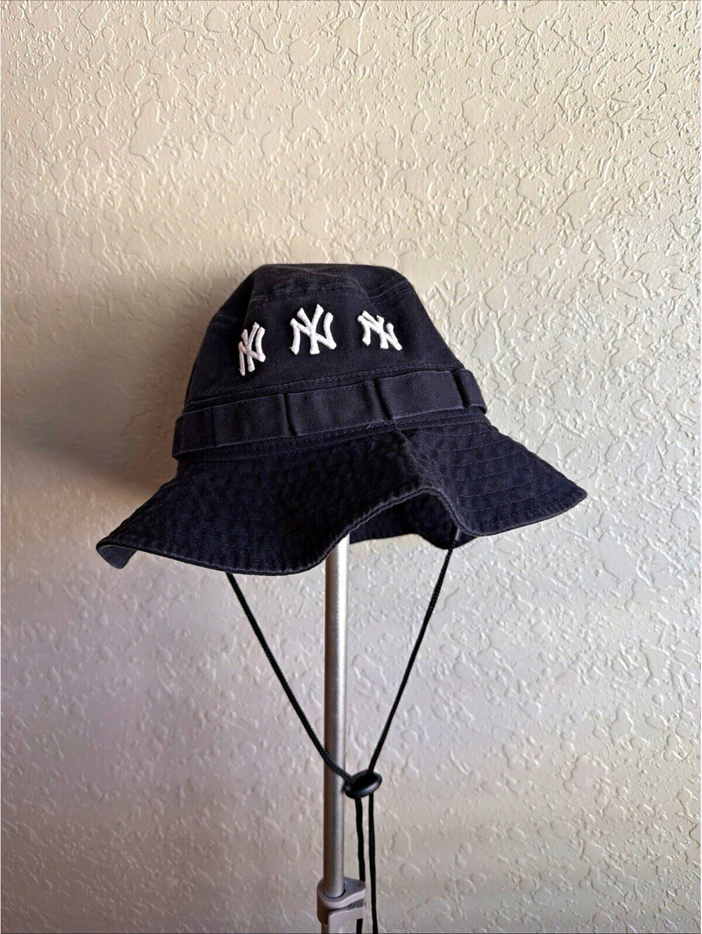 New York Yankees New Era MLB Distress Blue Logo Bucket Hat Large.